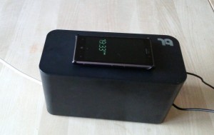 Her ligger Lumia 925 med trådløst ladecover og lader på boksen